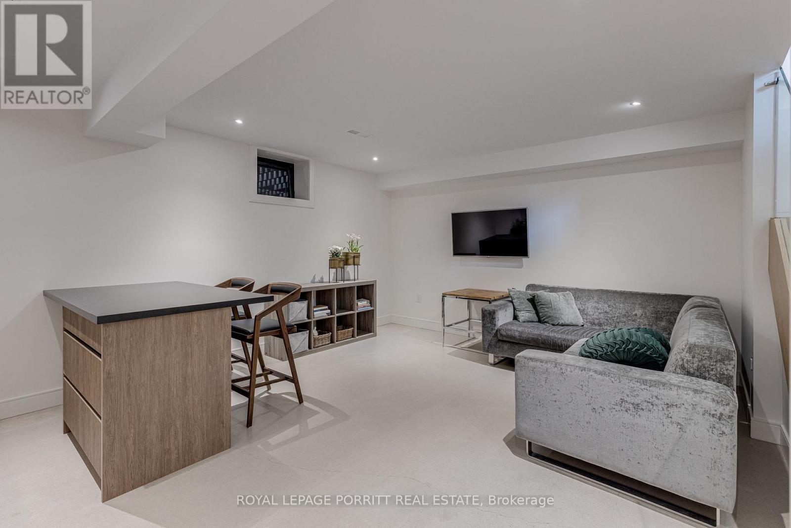












22 DELMA DRIVE

,
Toronto,




Ontario
M8W4N4

