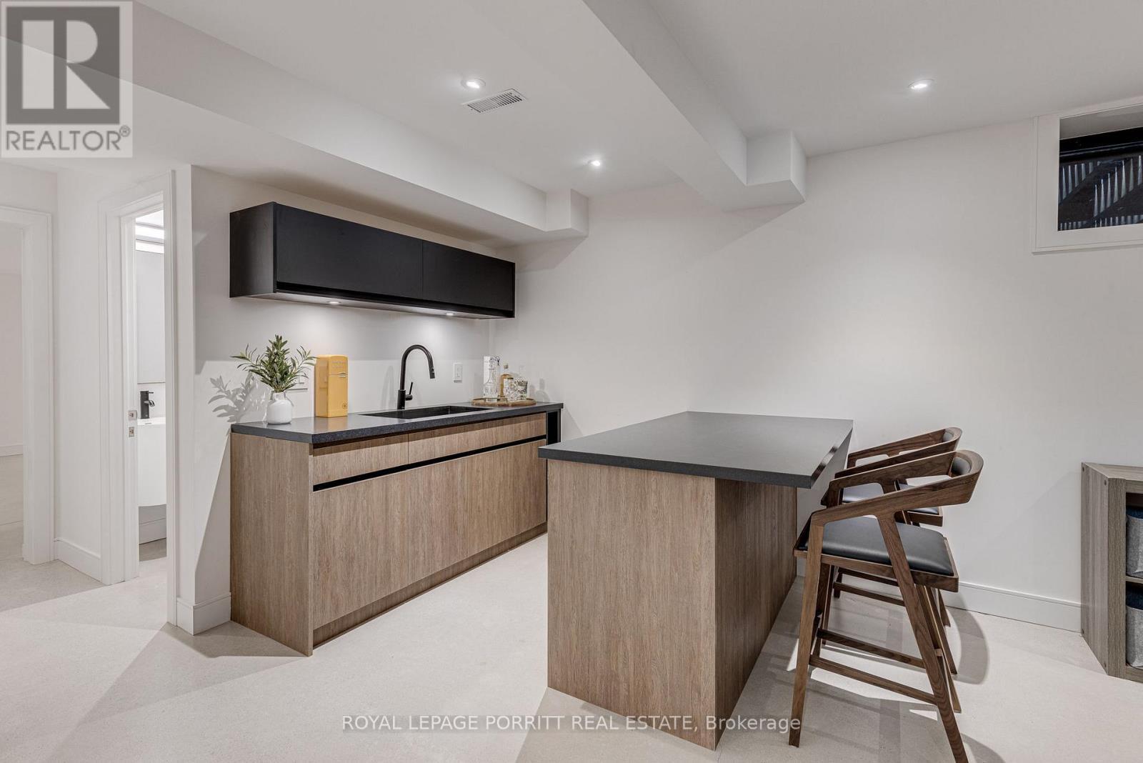 












22 DELMA DRIVE

,
Toronto,




Ontario
M8W4N4


