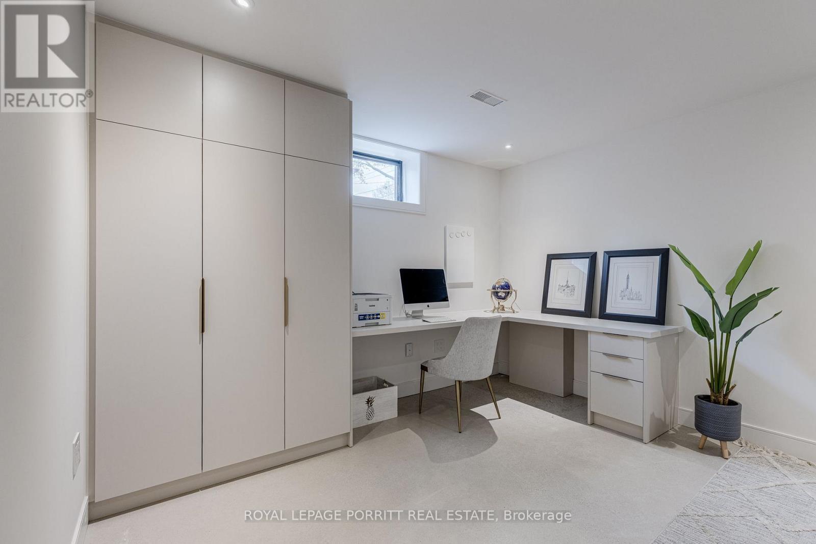 












22 DELMA DRIVE

,
Toronto,




Ontario
M8W4N4

