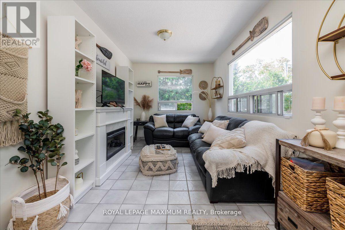 












749 RIVER ROAD E

,
Wasaga Beach,




Ontario
L9Z2M4

