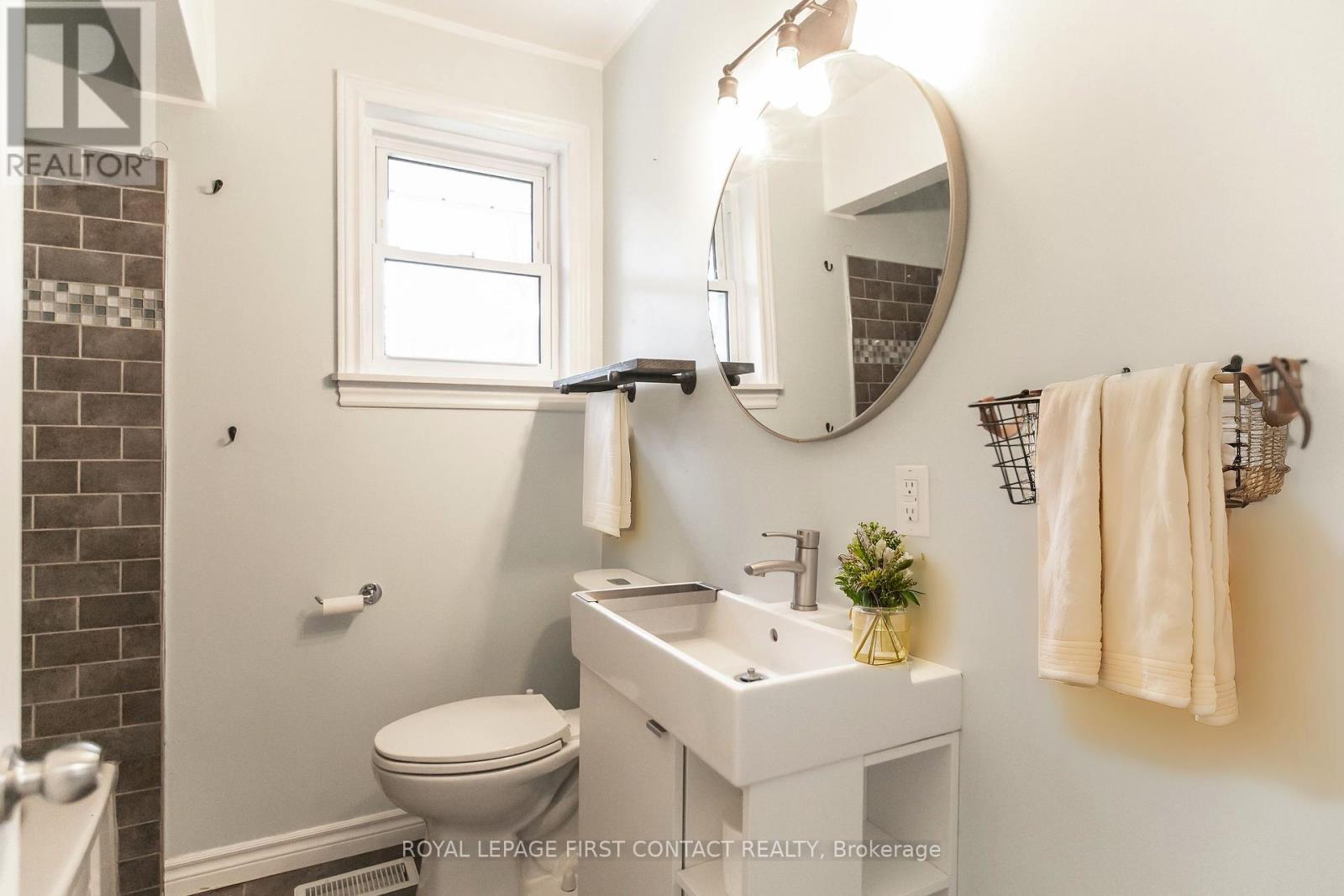 












205 WELLINGTON STREET E

,
Barrie,




Ontario
L4M2C9

