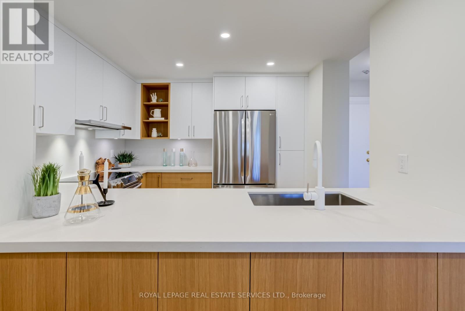 












203 - 1 RIPLEY AVENUE

,
Toronto,




Ontario
M6S4Z6

