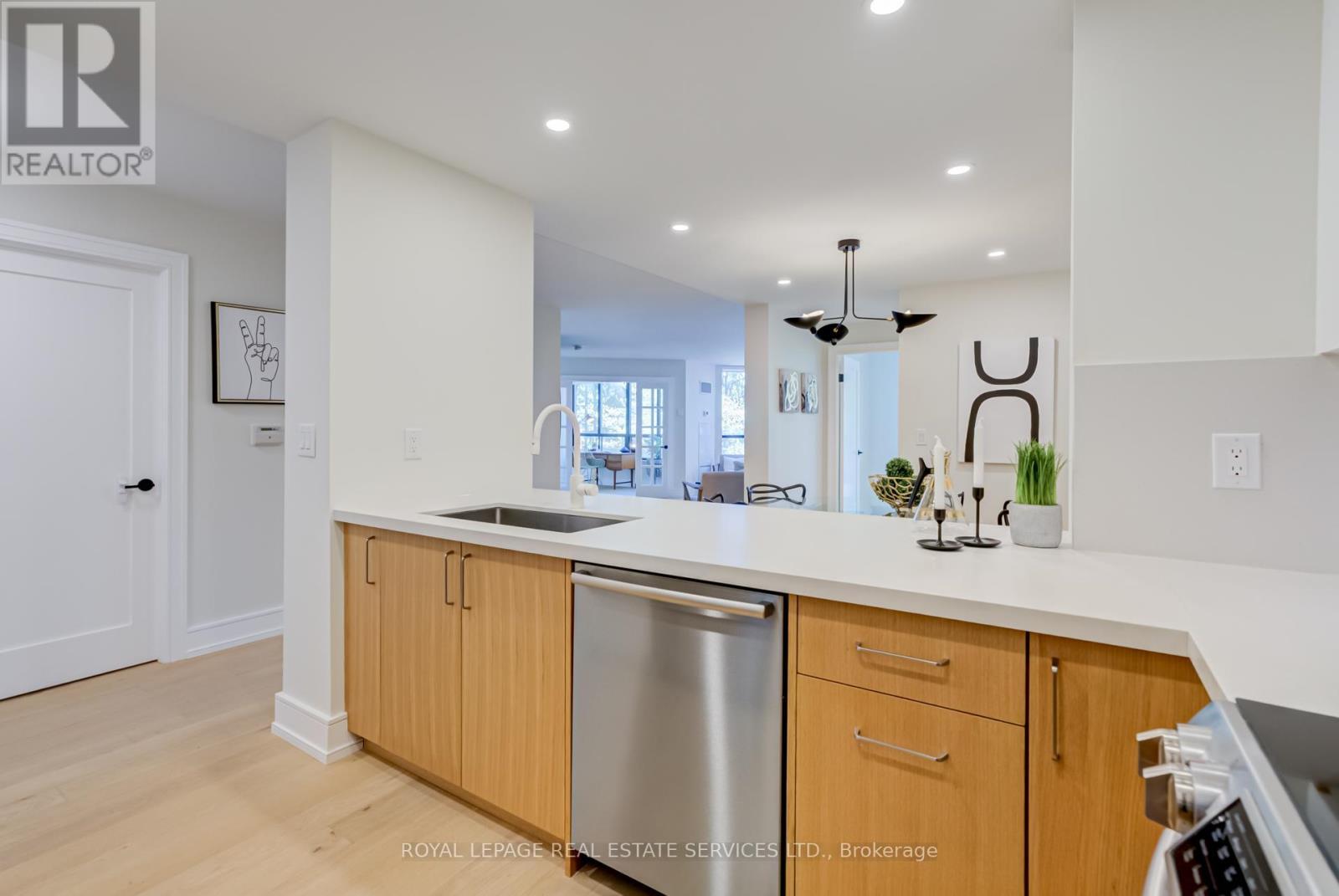 












203 - 1 RIPLEY AVENUE

,
Toronto,




Ontario
M6S4Z6

