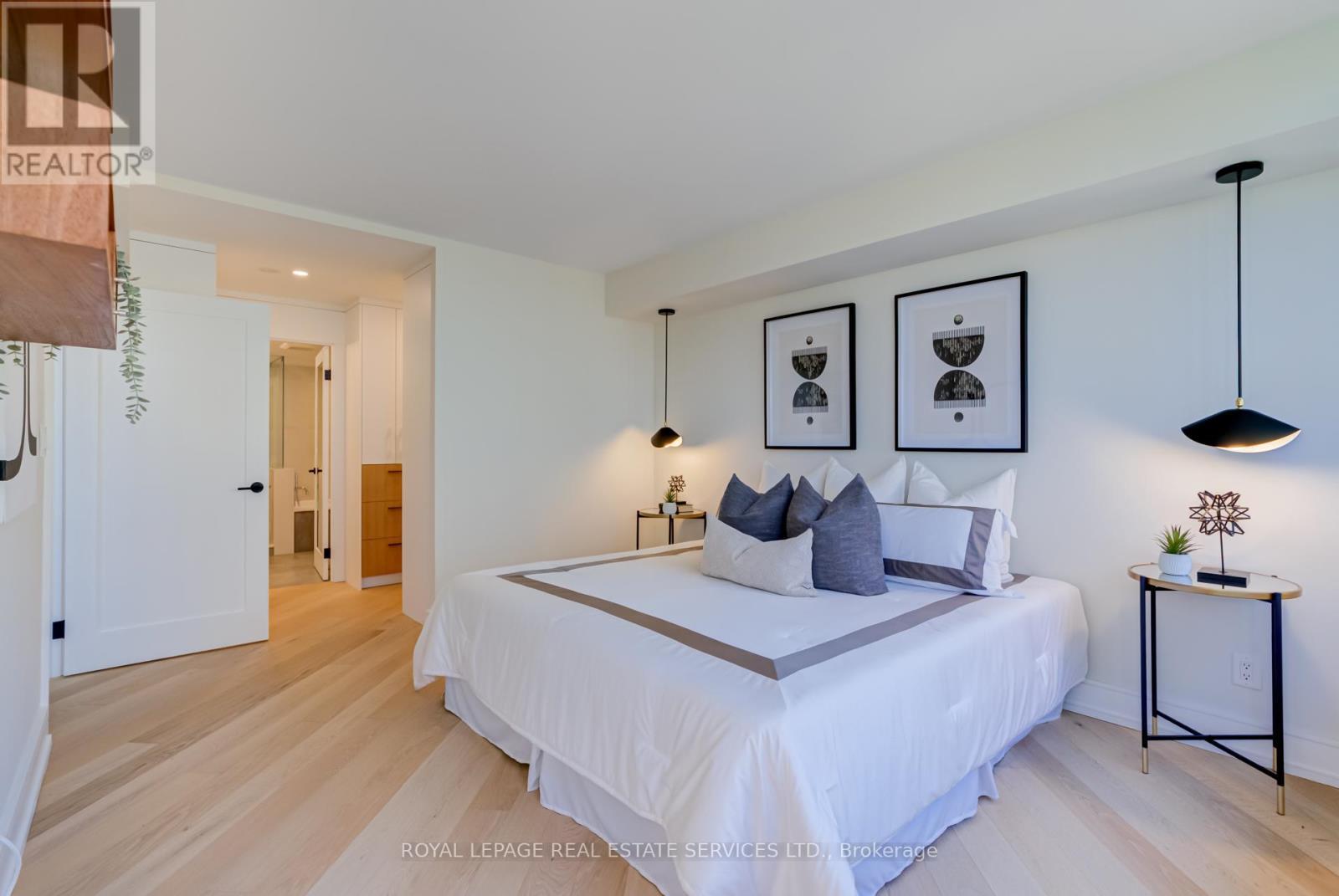 












203 - 1 RIPLEY AVENUE

,
Toronto,




Ontario
M6S4Z6

