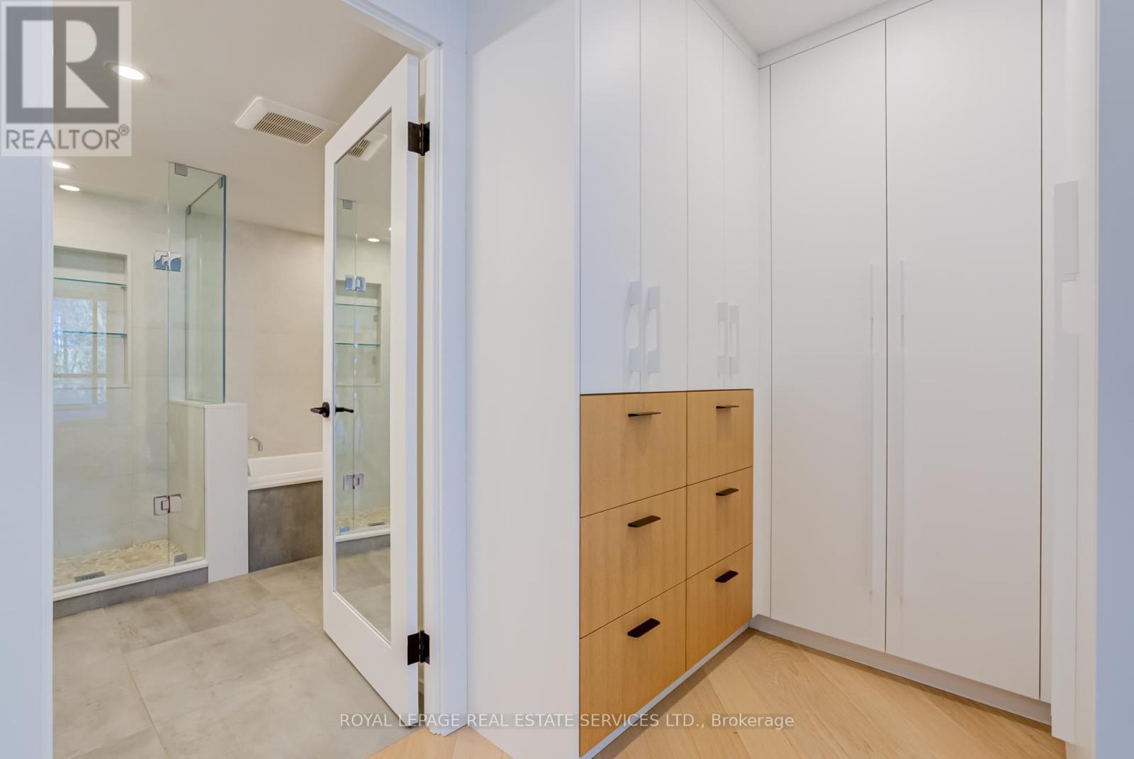 












203 - 1 RIPLEY AVENUE

,
Toronto,




Ontario
M6S4Z6

