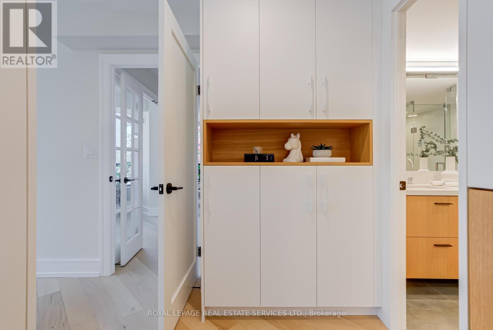 












203 - 1 RIPLEY AVENUE

,
Toronto,




Ontario
M6S4Z6

