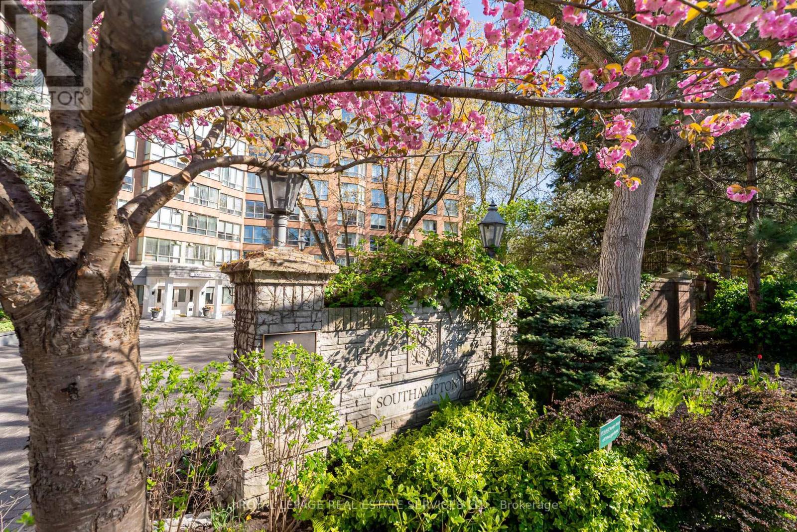 












203 - 1 RIPLEY AVENUE

,
Toronto,




Ontario
M6S4Z6

