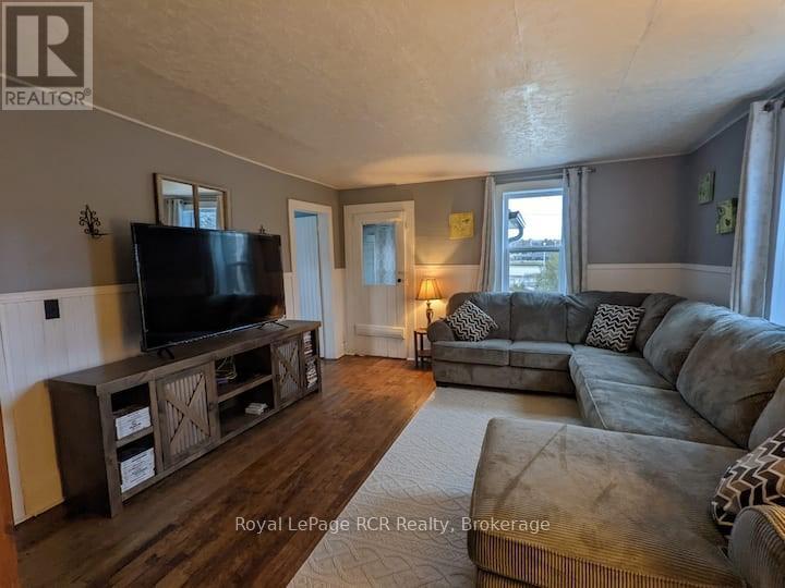 












42 BAY STREET S

,
Northern Bruce Peninsula,




Ontario
N0H2R0

