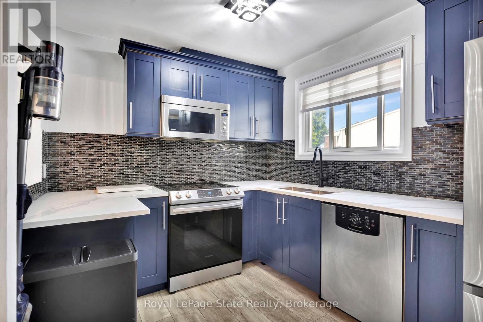 












60 - 11 HARRISFORD STREET

,
Hamilton (Red Hill),




Ontario
L8K6L7

