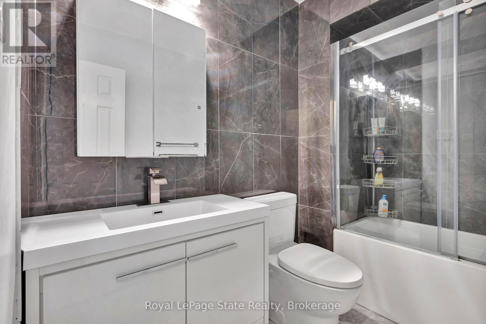 












60 - 11 HARRISFORD STREET

,
Hamilton (Red Hill),




Ontario
L8K6L7

