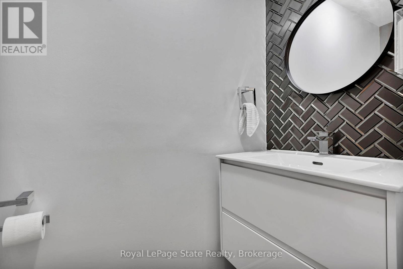 












60 - 11 HARRISFORD STREET

,
Hamilton (Red Hill),




Ontario
L8K6L7

