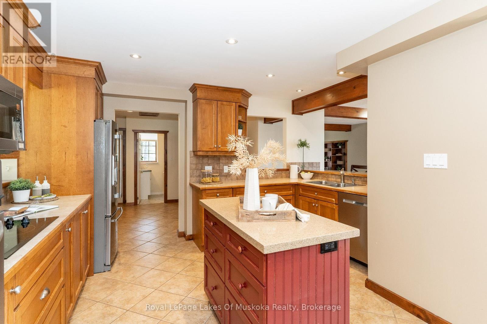 












1128 KAWAGAMA LAKE ROAD

,
Algonquin Highlands (Sherborne),




Ontario
P0A1E0

