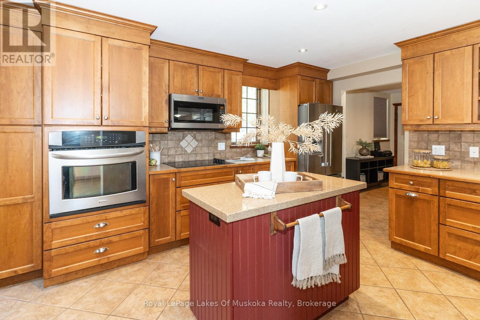 












1128 KAWAGAMA LAKE ROAD

,
Algonquin Highlands (Sherborne),




Ontario
P0A1E0

