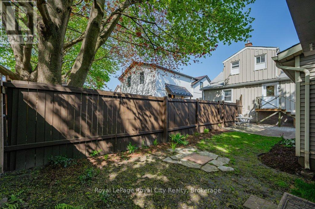 












164 SUFFOLK STREET W

,
Guelph (Downtown),




Ontario
N1H2J8

