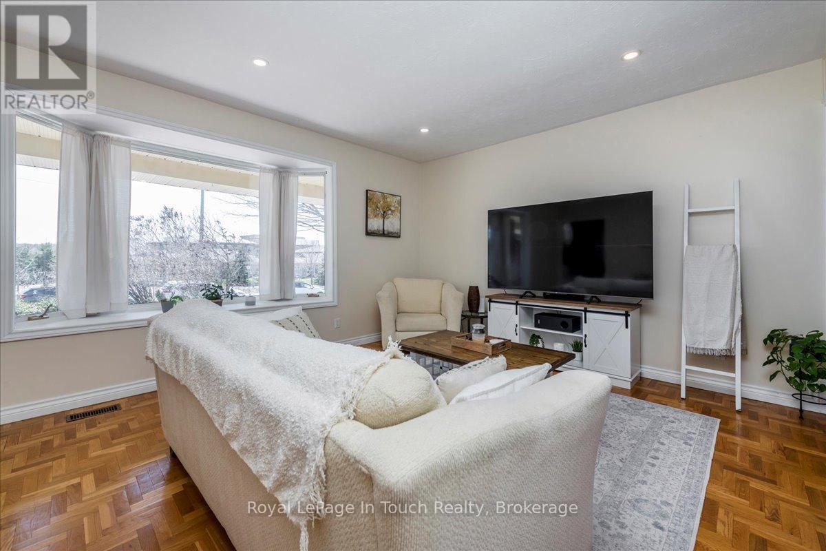 












93 EDWARD STREET

,
Penetanguishene,




Ontario
L9M1J3


