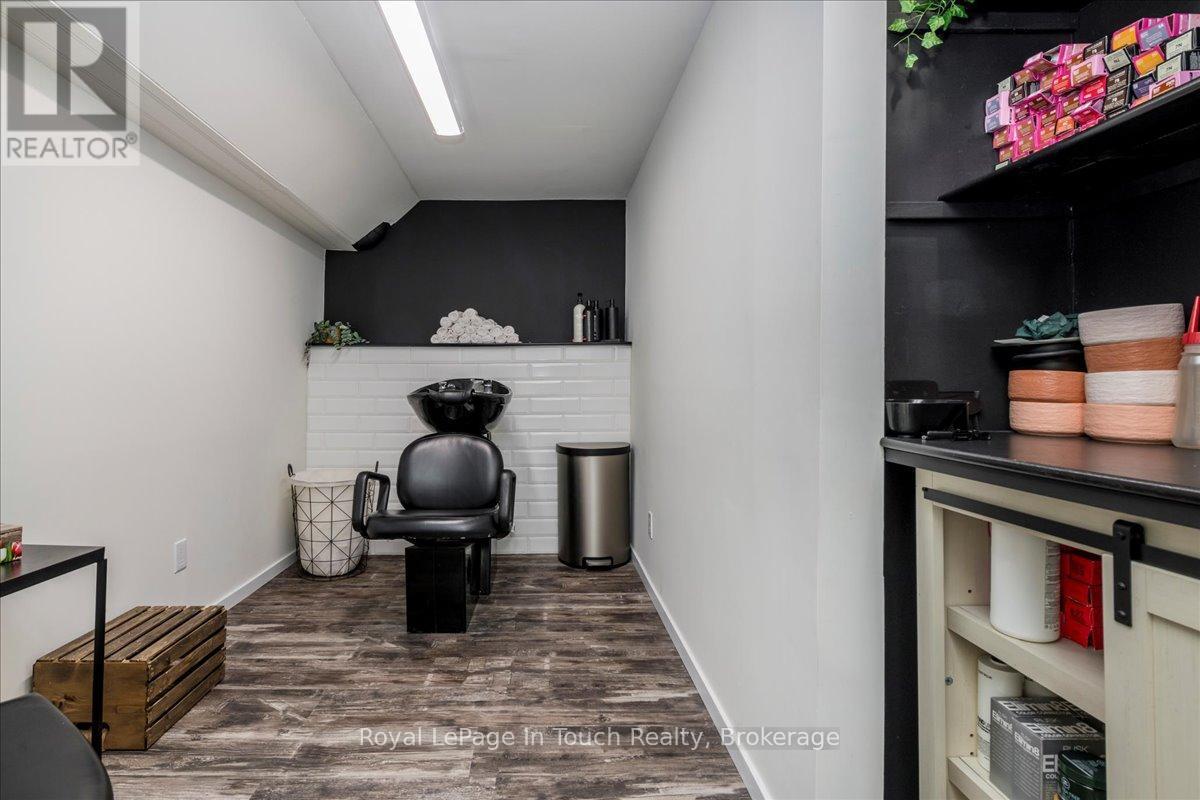 












93 EDWARD STREET

,
Penetanguishene,




Ontario
L9M1J3

