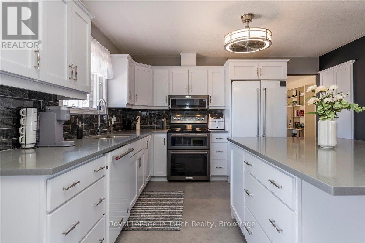 












93 EDWARD STREET

,
Penetanguishene,




Ontario
L9M1J3

