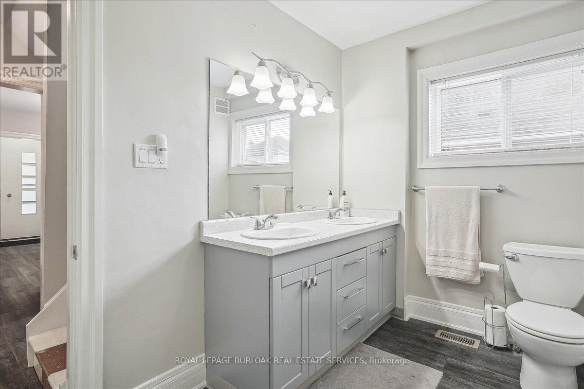












38 VIEWPOINT AVENUE

,
Hamilton,




Ontario
L8V2S5

