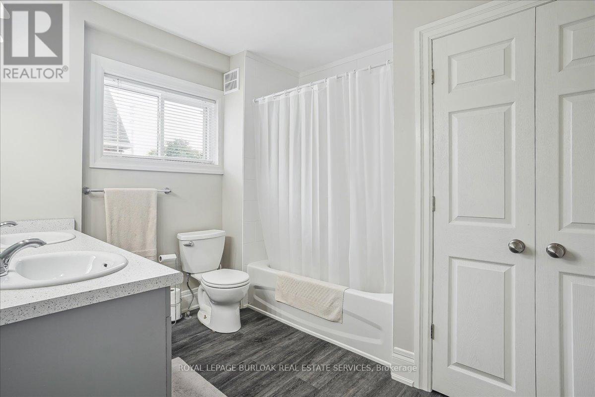












38 VIEWPOINT AVENUE

,
Hamilton,




Ontario
L8V2S5

