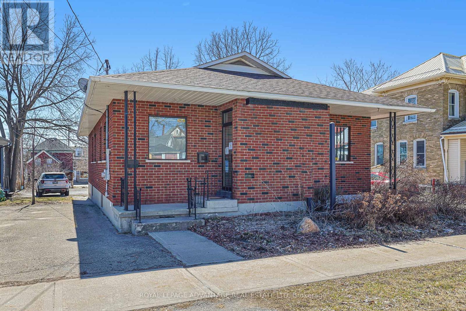 












37 WILLIAM STREET E

,
Smiths Falls,




Ontario
K7A1C3

