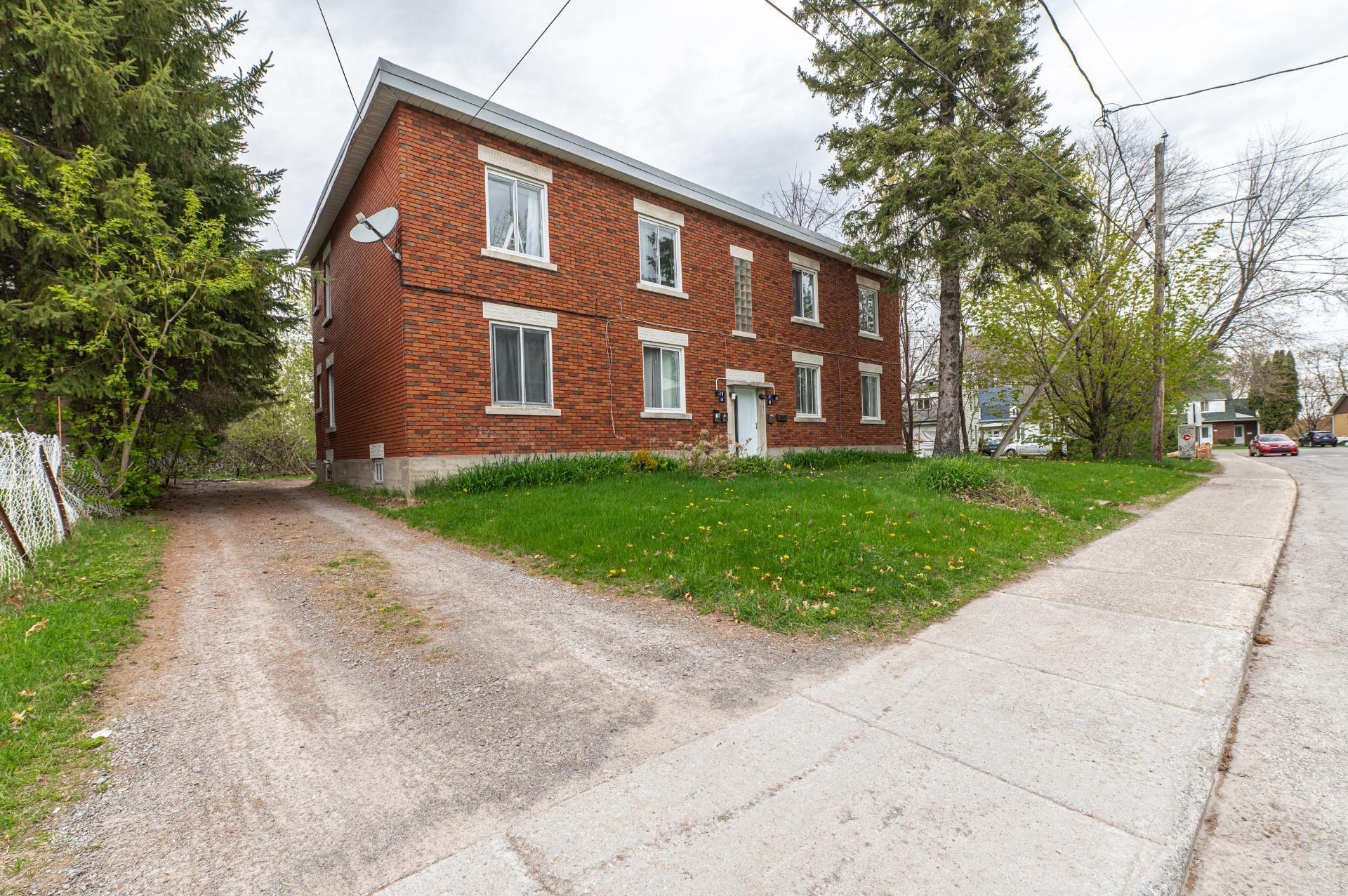 









10

 - 16


Rue de St-Pierre

,
Saint-Jérôme,




QC
J7Y1Z8

