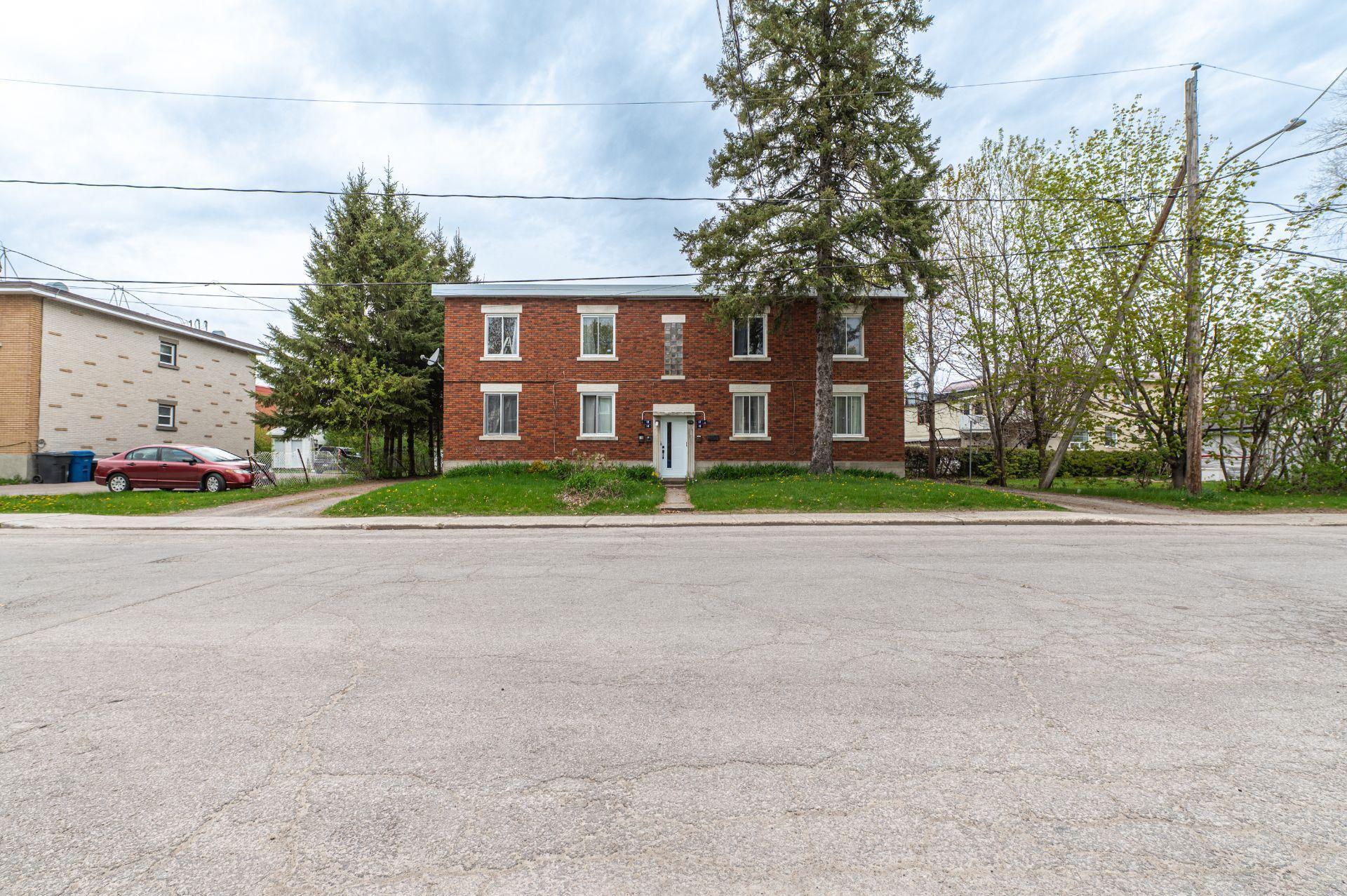 









10

 - 16


Rue de St-Pierre

,
Saint-Jérôme,




QC
J7Y1Z8

