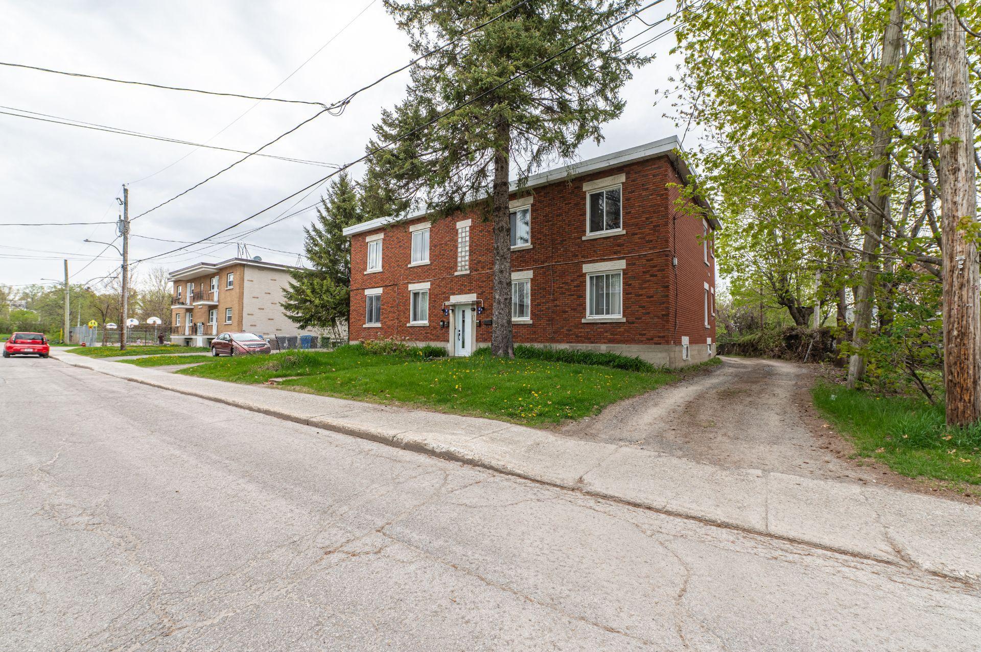 









10

 - 16


Rue de St-Pierre

,
Saint-Jérôme,




QC
J7Y1Z8

