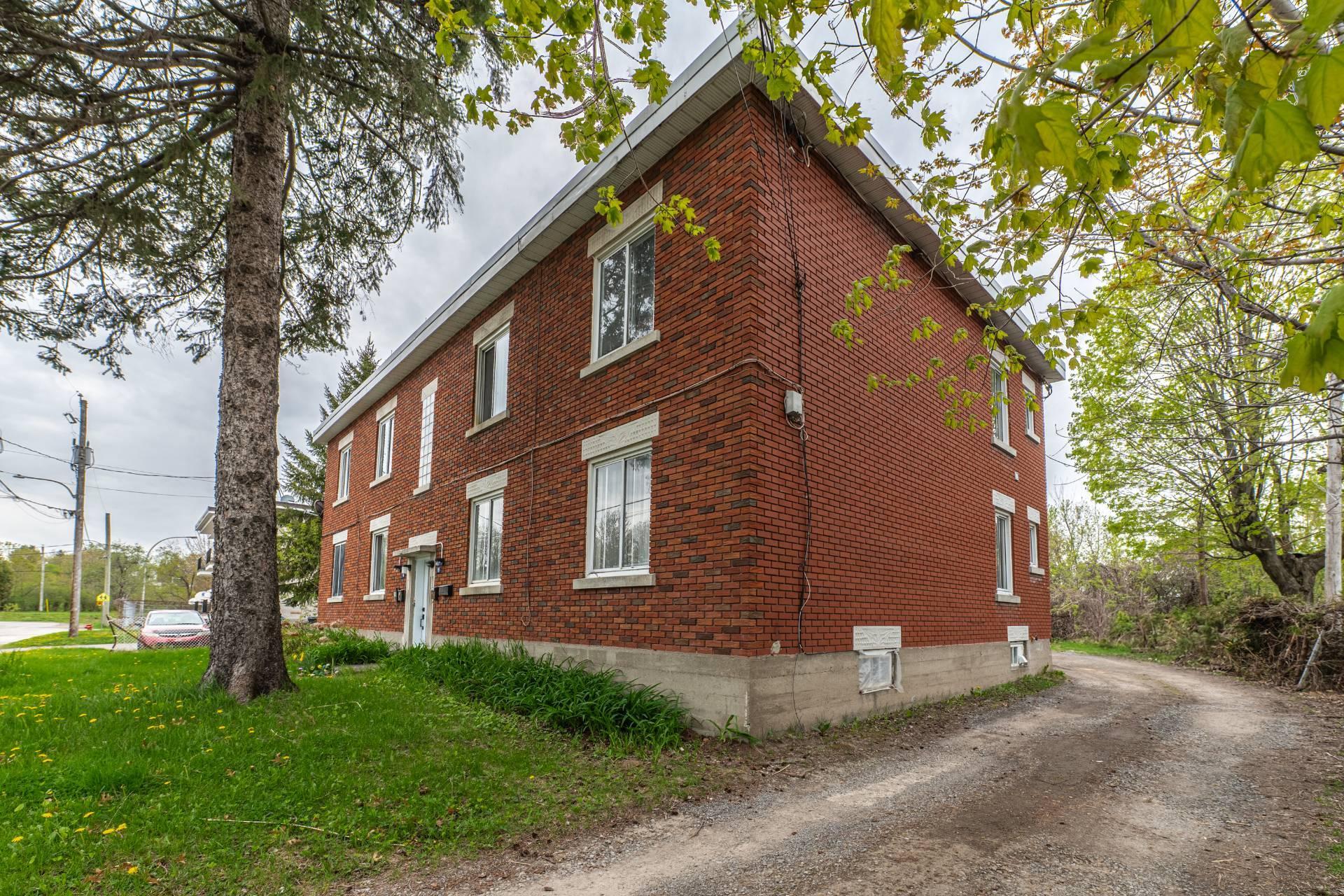 









10

 - 16


Rue de St-Pierre

,
Saint-Jérôme,




QC
J7Y1Z8

