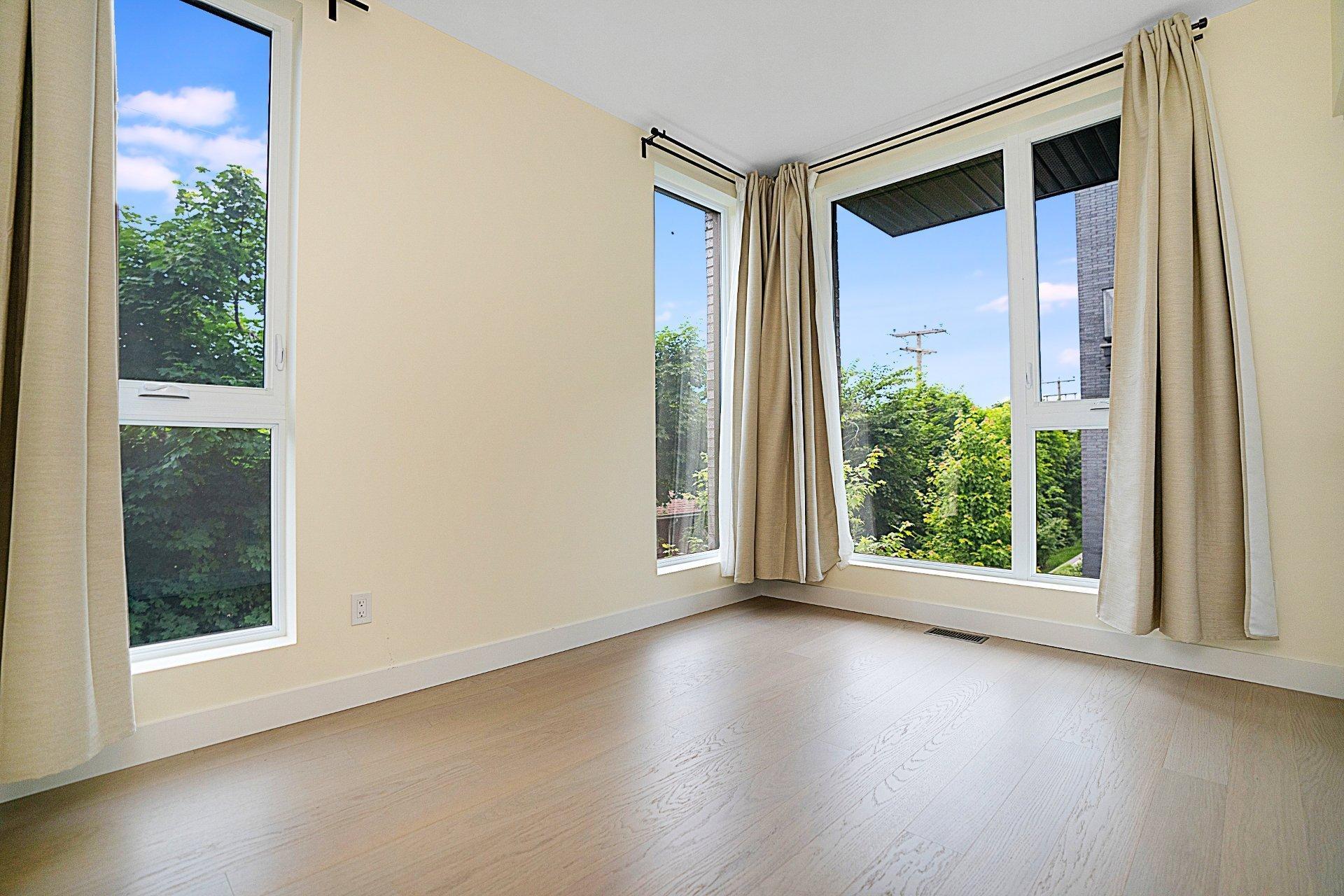 









1911


Rue Suzanne-Coallier

,
Montréal (Saint-Laurent),




QC
H4M0A8

