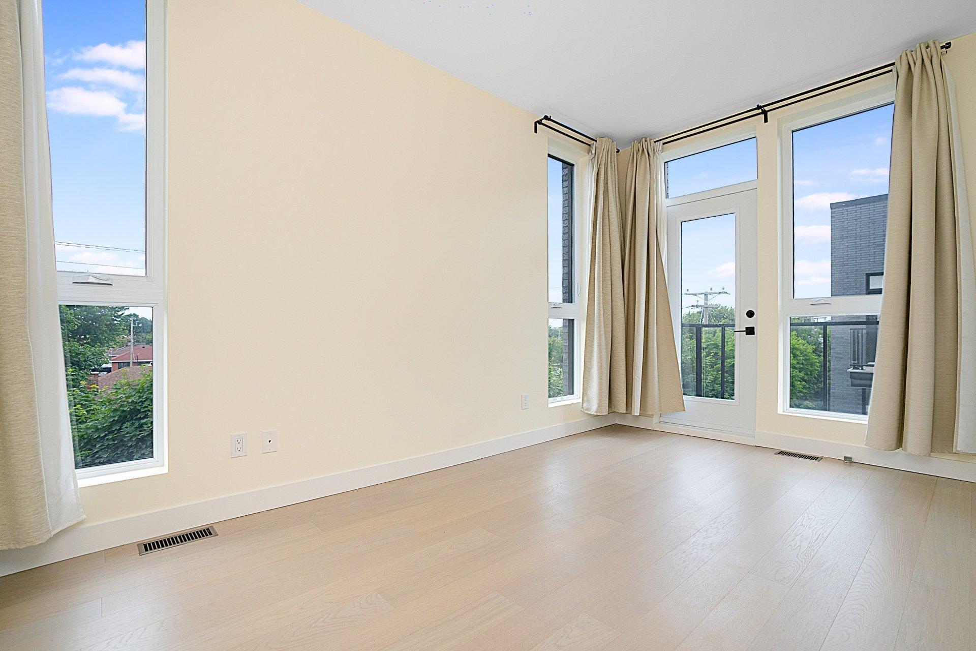 









1911


Rue Suzanne-Coallier

,
Montréal (Saint-Laurent),




QC
H4M0A8

