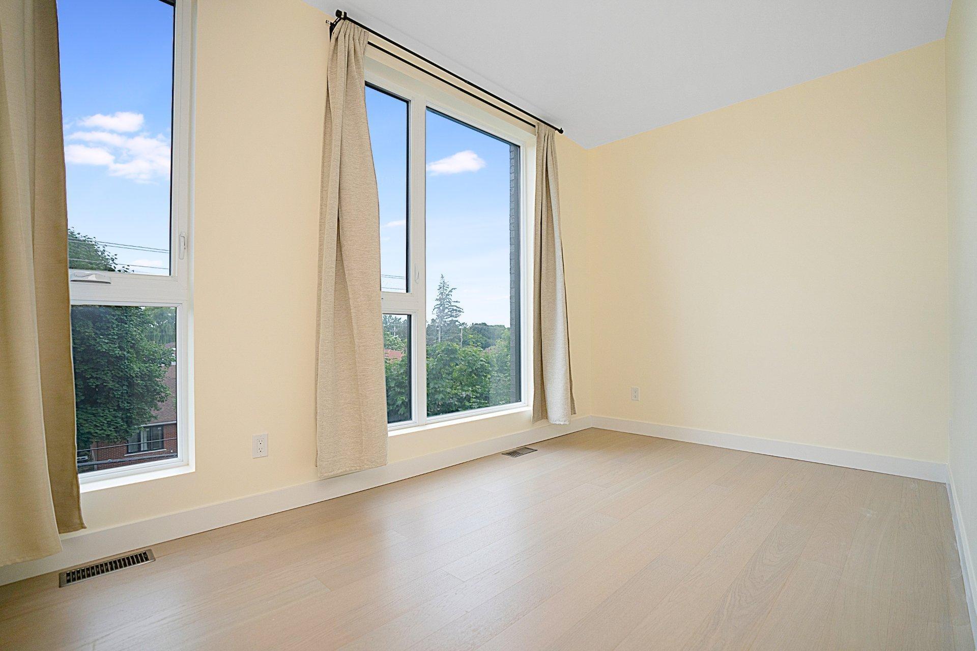 









1911


Rue Suzanne-Coallier

,
Montréal (Saint-Laurent),




QC
H4M0A8


