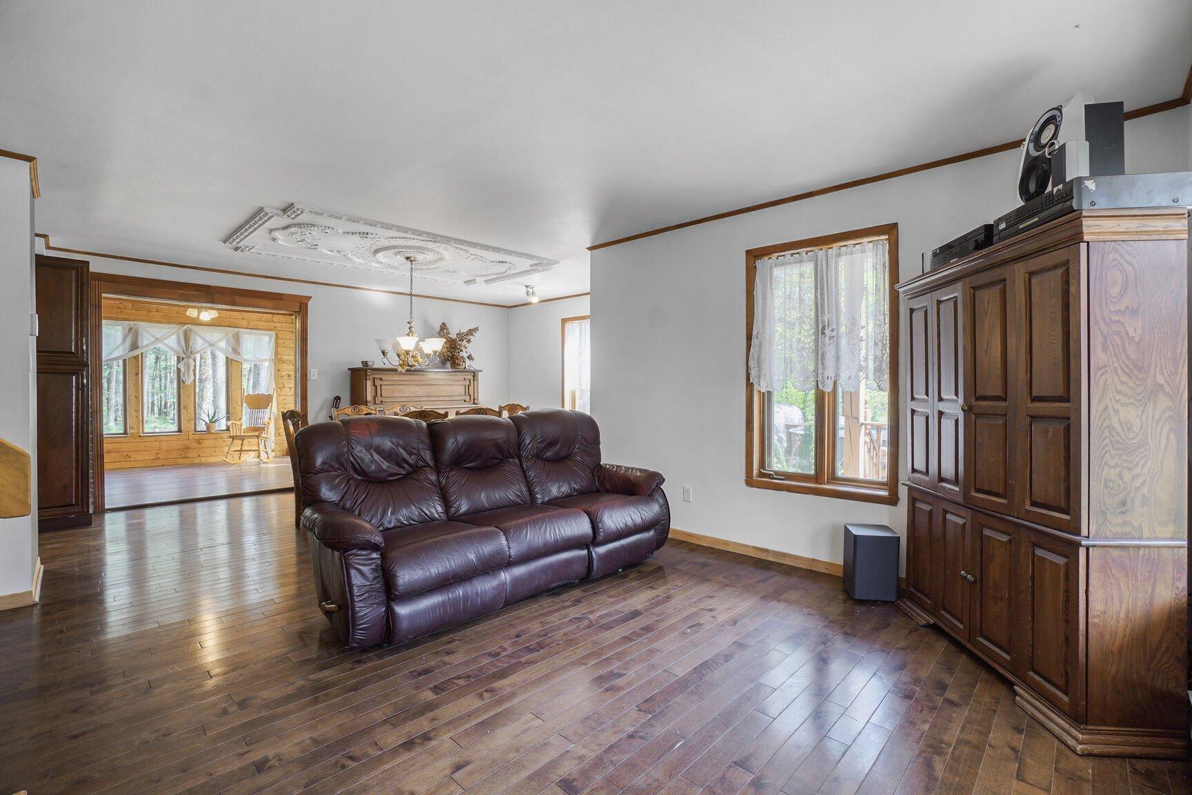 









2043


Av. Pierre

,
Mascouche,




QC
J7K3C2


