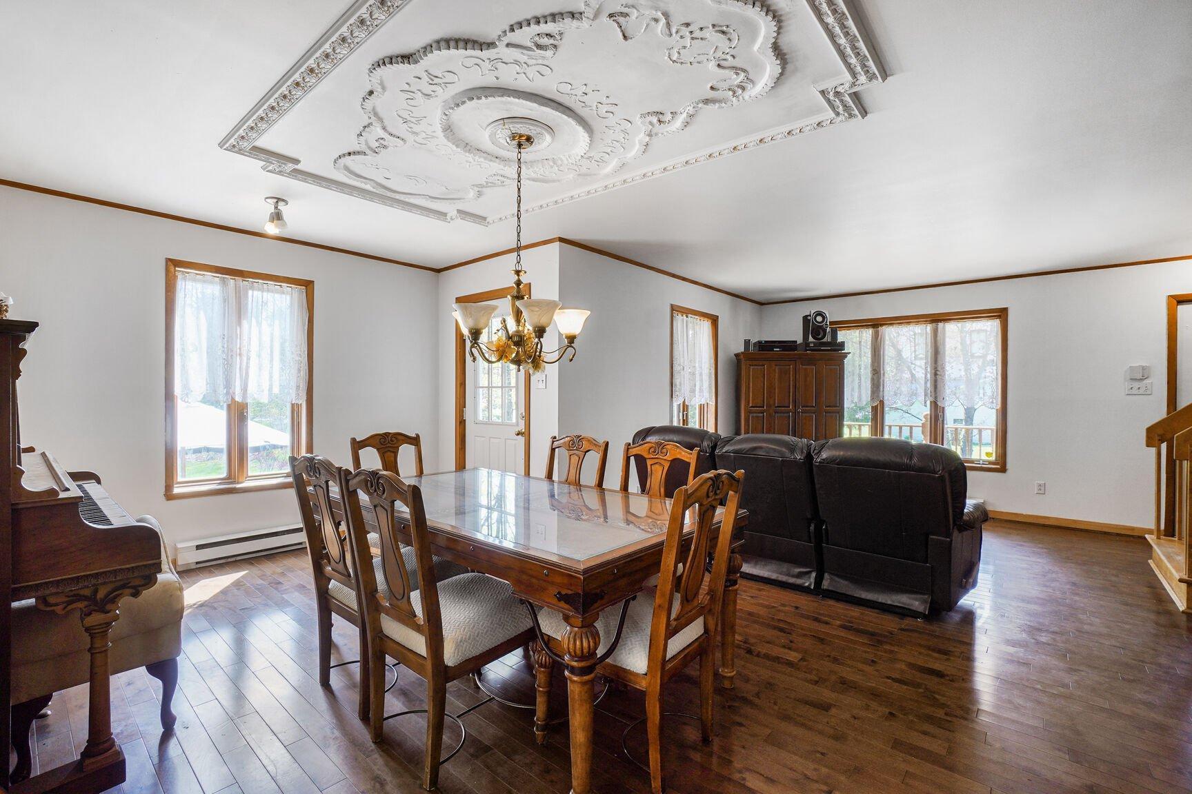 









2043


Av. Pierre

,
Mascouche,




QC
J7K3C2


