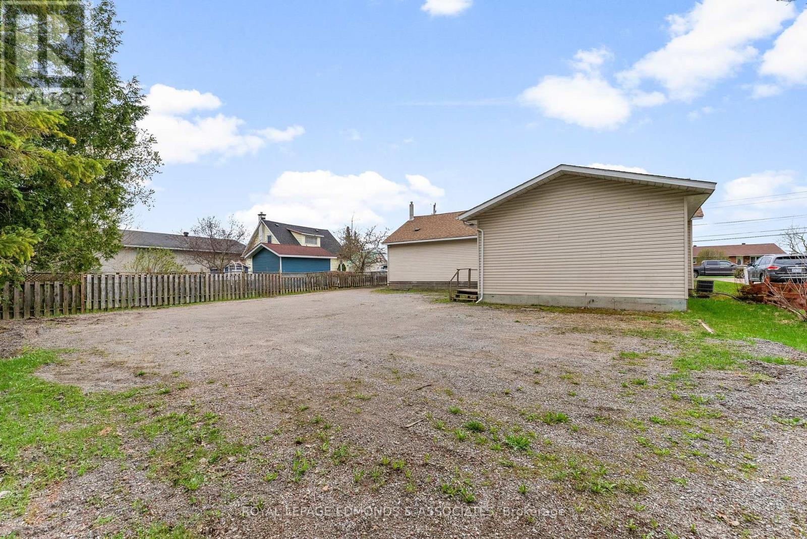 












421 BOUNDARY ROAD E

,
Pembroke,




Ontario
K8A6K9

