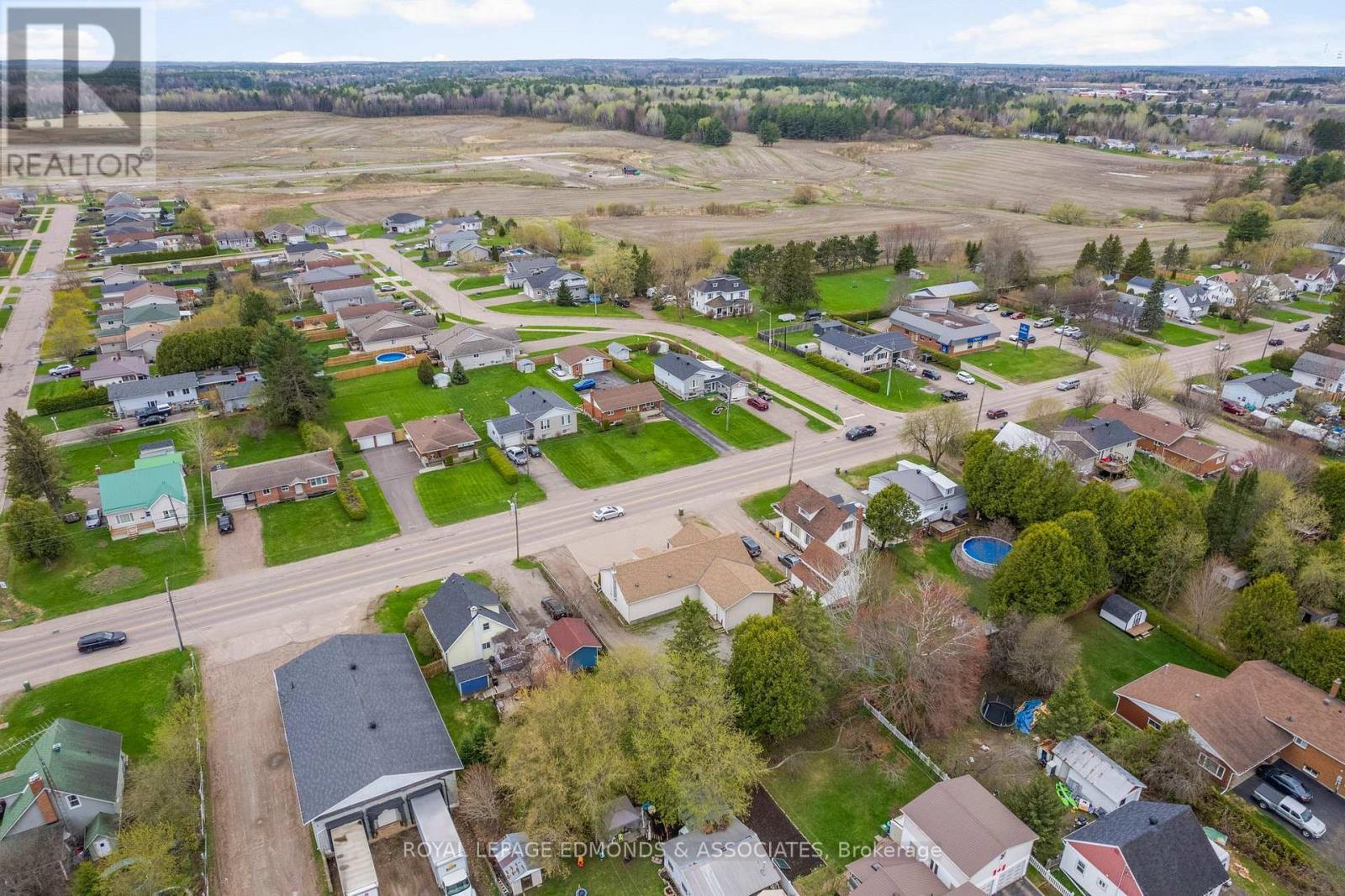 












421 BOUNDARY ROAD E

,
Pembroke,




Ontario
K8A6K9

