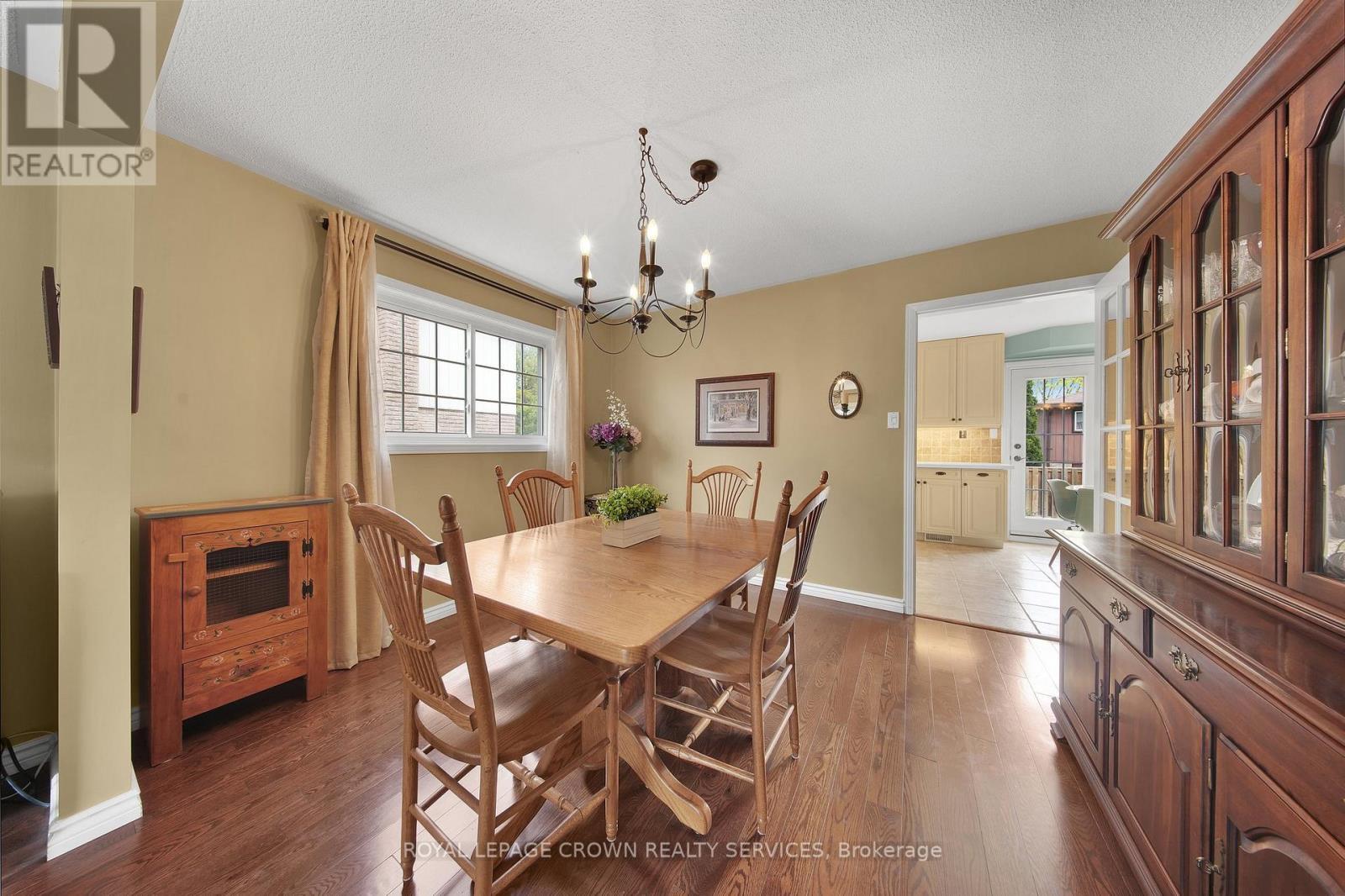 












383 ASHWORTH DRIVE

,
Newmarket,




Ontario
L3Y6T7

