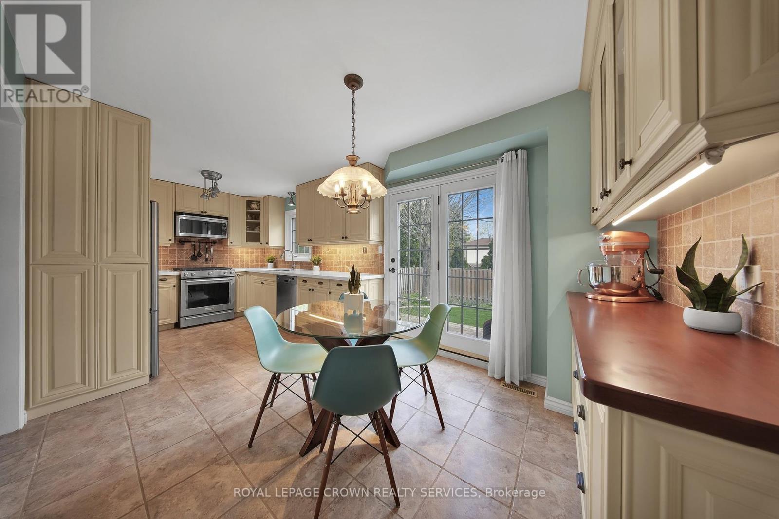 












383 ASHWORTH DRIVE

,
Newmarket,




Ontario
L3Y6T7


