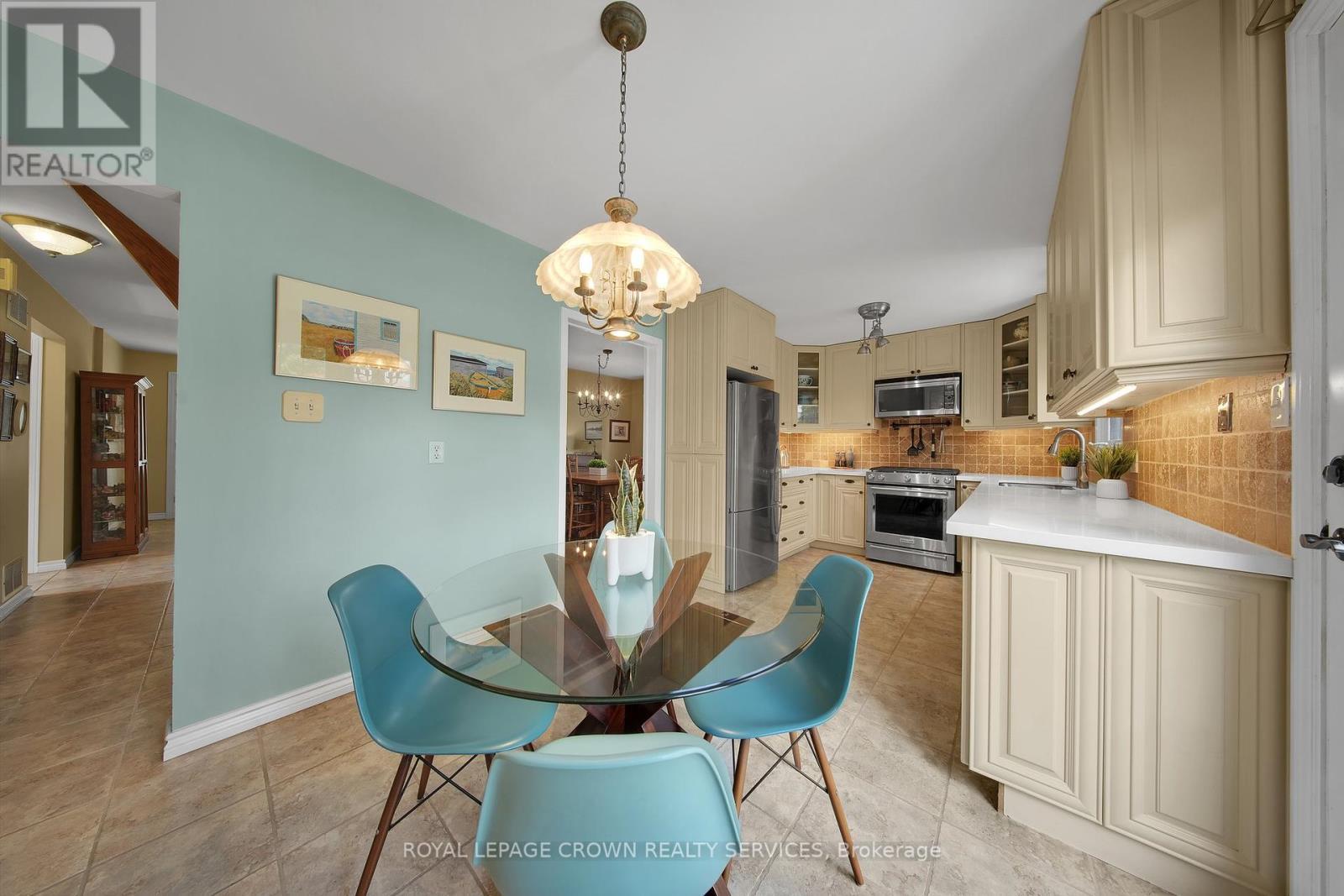 












383 ASHWORTH DRIVE

,
Newmarket,




Ontario
L3Y6T7

