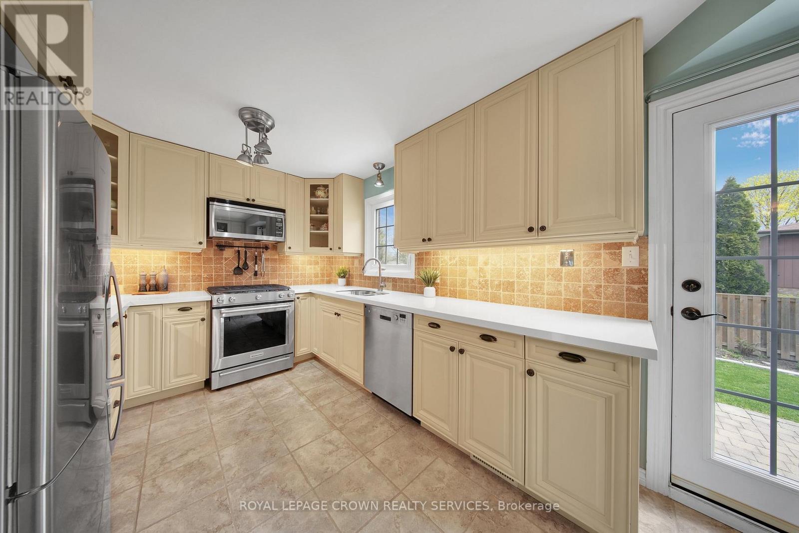 












383 ASHWORTH DRIVE

,
Newmarket,




Ontario
L3Y6T7

