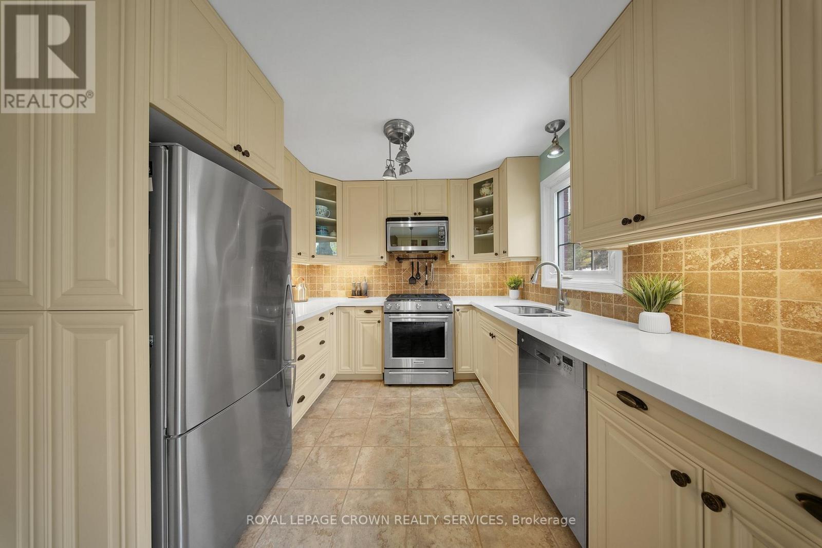 












383 ASHWORTH DRIVE

,
Newmarket,




Ontario
L3Y6T7

