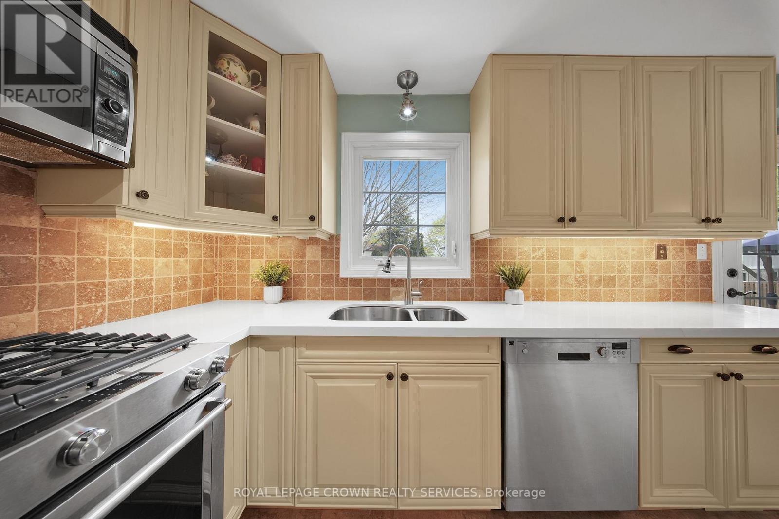 












383 ASHWORTH DRIVE

,
Newmarket,




Ontario
L3Y6T7

