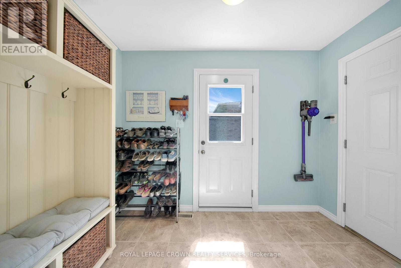 












383 ASHWORTH DRIVE

,
Newmarket,




Ontario
L3Y6T7

