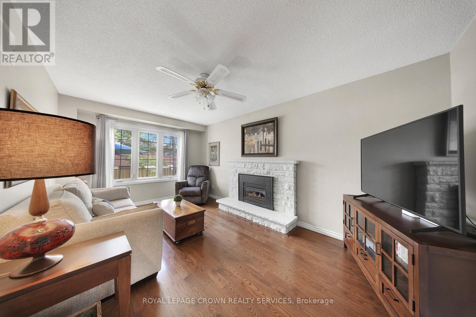 












383 ASHWORTH DRIVE

,
Newmarket,




Ontario
L3Y6T7

