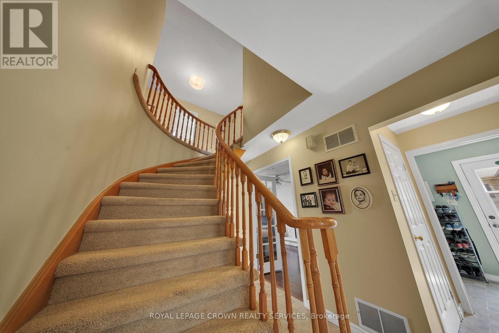 












383 ASHWORTH DRIVE

,
Newmarket,




Ontario
L3Y6T7

