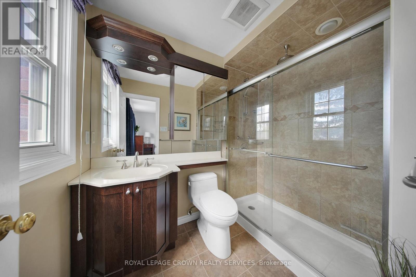 












383 ASHWORTH DRIVE

,
Newmarket,




Ontario
L3Y6T7

