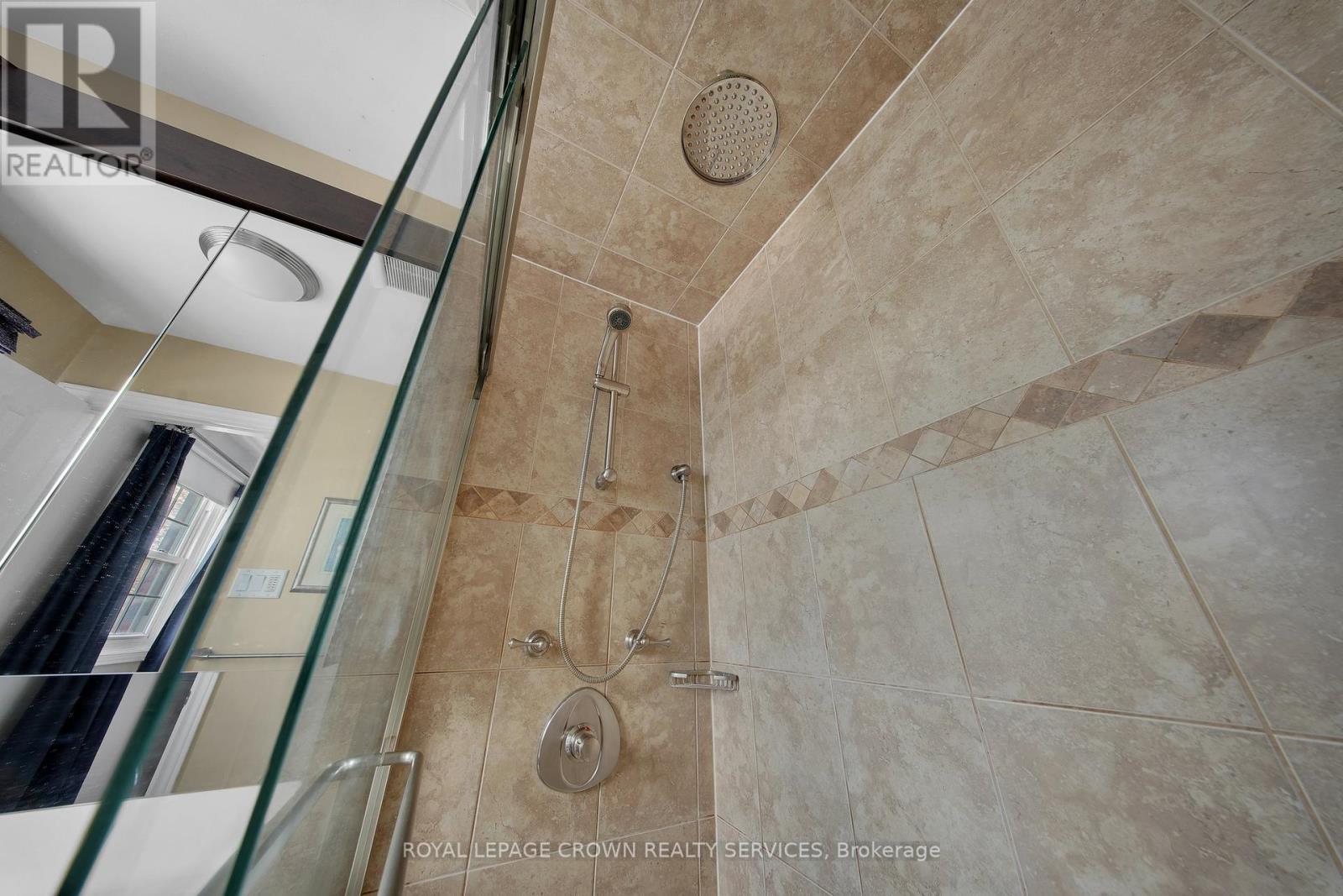 












383 ASHWORTH DRIVE

,
Newmarket,




Ontario
L3Y6T7

