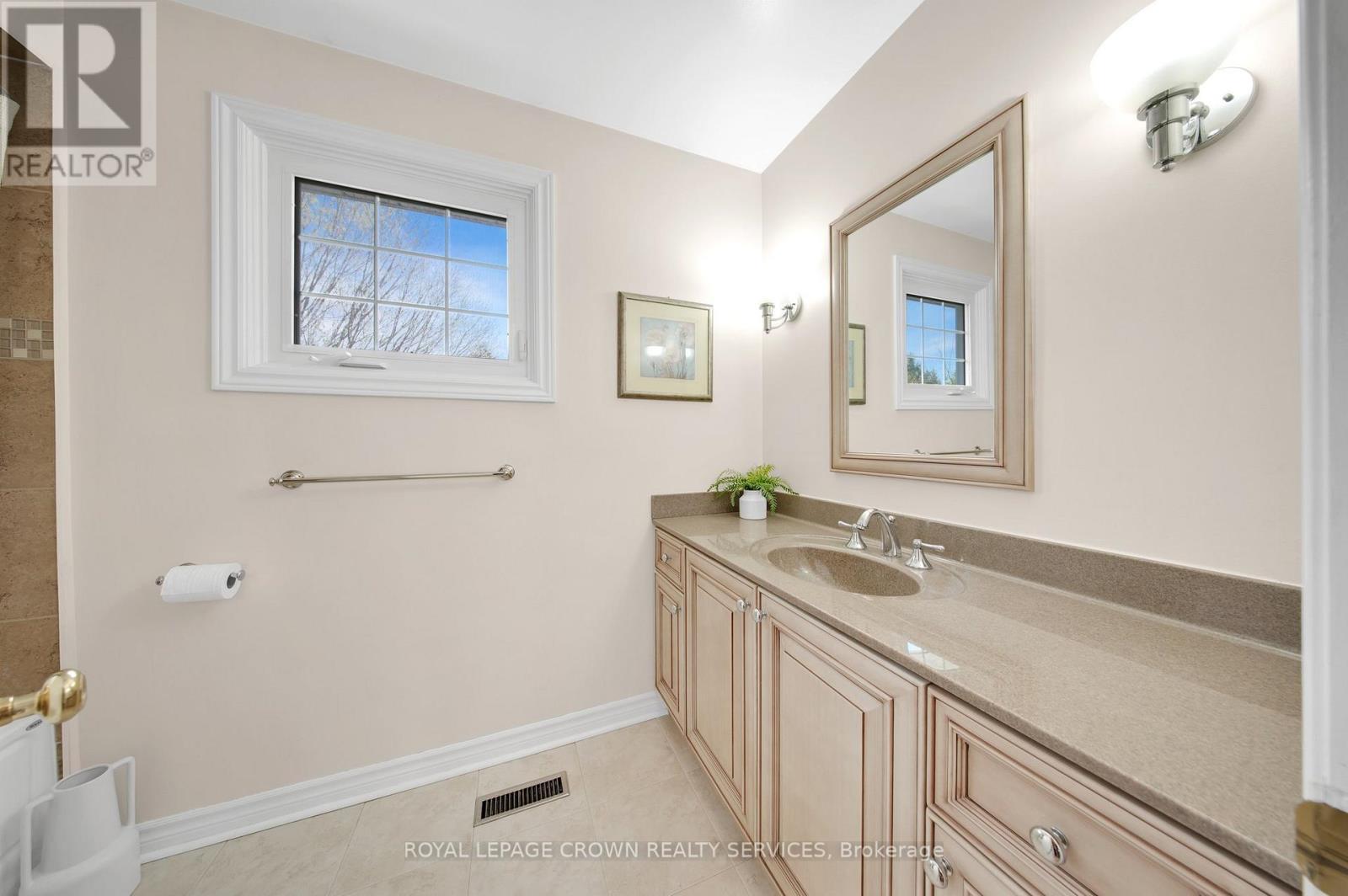 












383 ASHWORTH DRIVE

,
Newmarket,




Ontario
L3Y6T7

