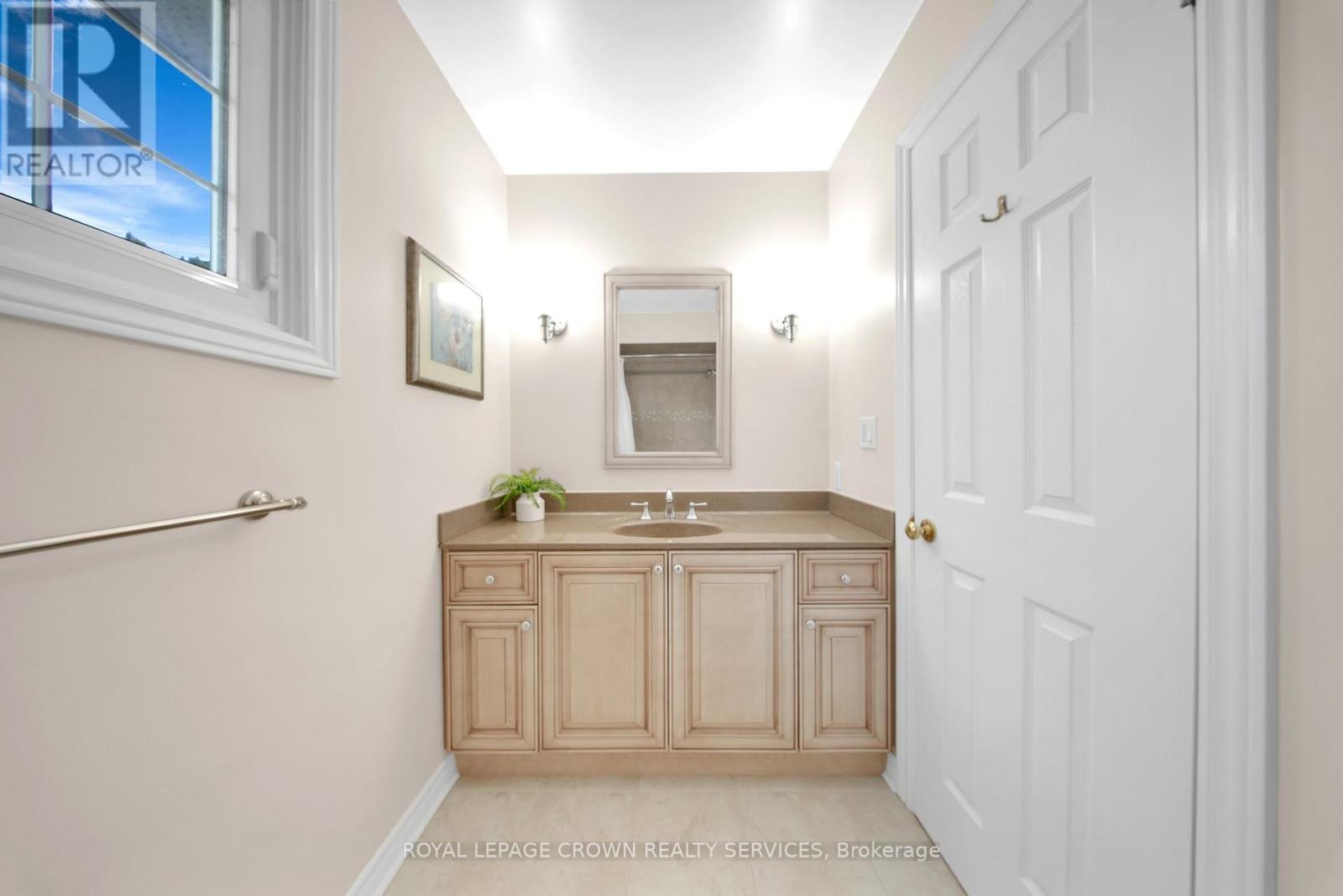 












383 ASHWORTH DRIVE

,
Newmarket,




Ontario
L3Y6T7

