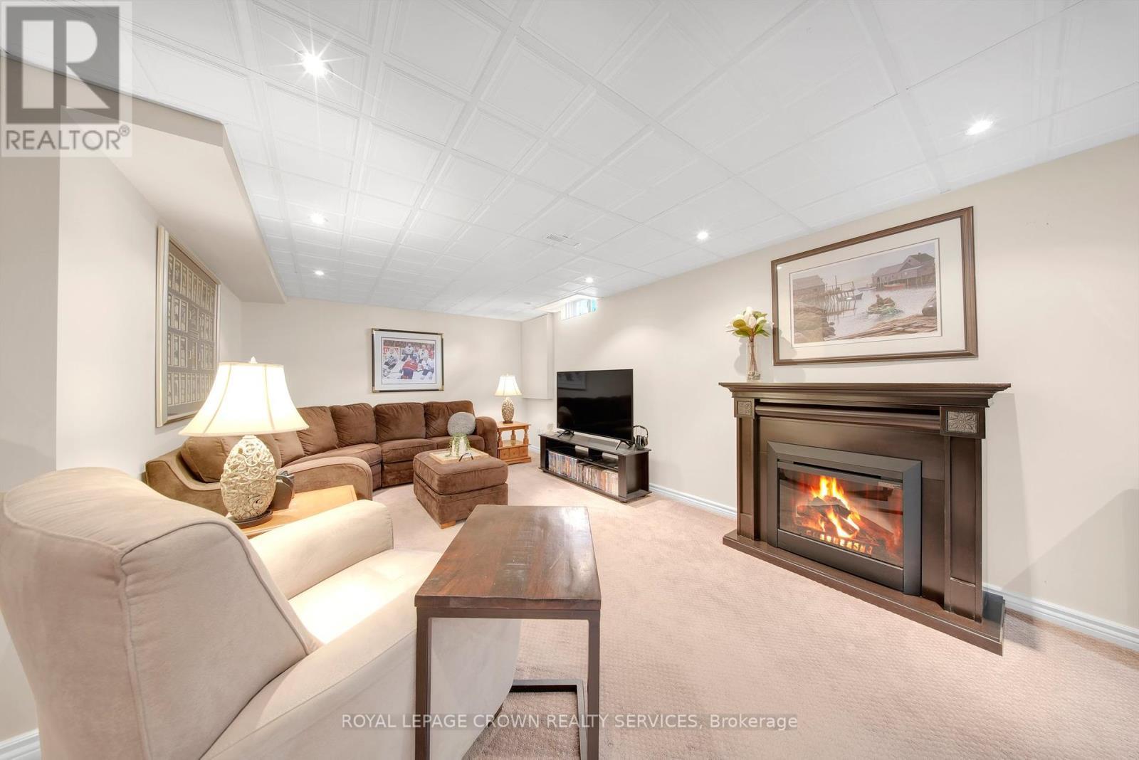 












383 ASHWORTH DRIVE

,
Newmarket,




Ontario
L3Y6T7

