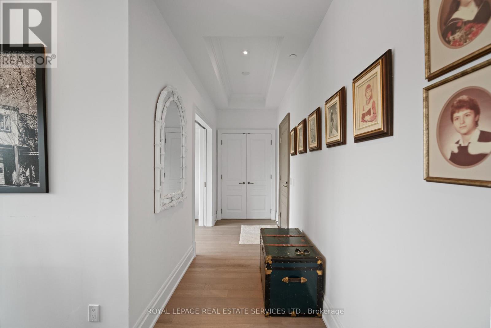 












504 - 4 THE KINGSWAY

,
Toronto,




Ontario
M8X2T1

